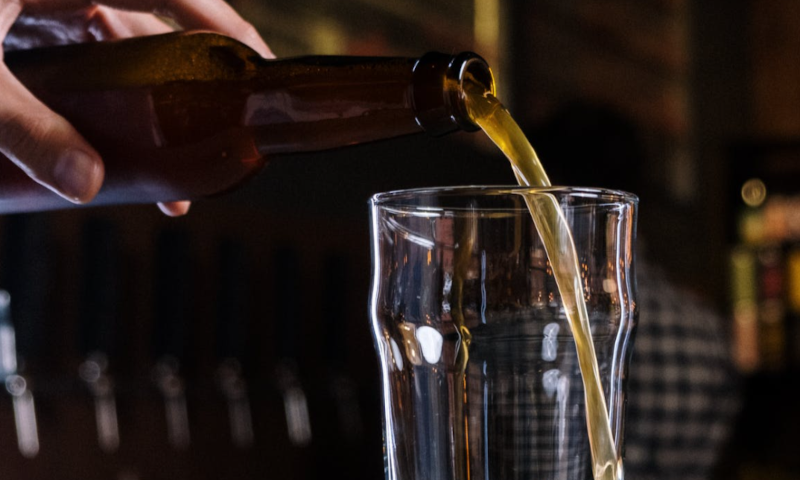 Bier inschenken uit flesje